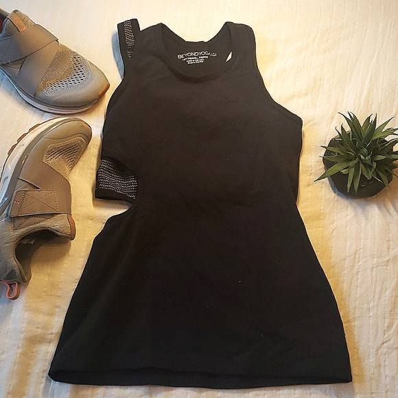 Beyond Yoga Tops - Beyond Yoga | Morphed Cut Out Cami | Black and White | Size S | NWT